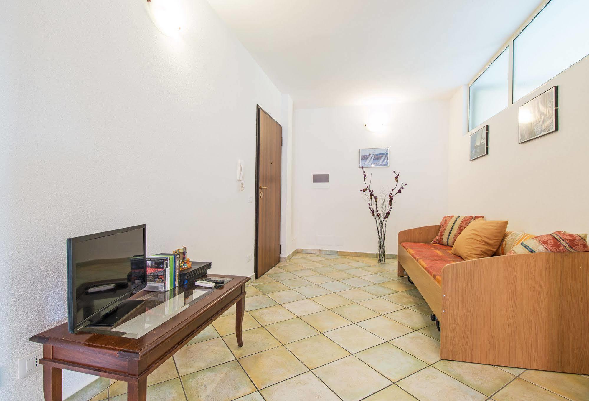 Residenza Maria Antonia - Private Apartment Orosei Buitenkant foto